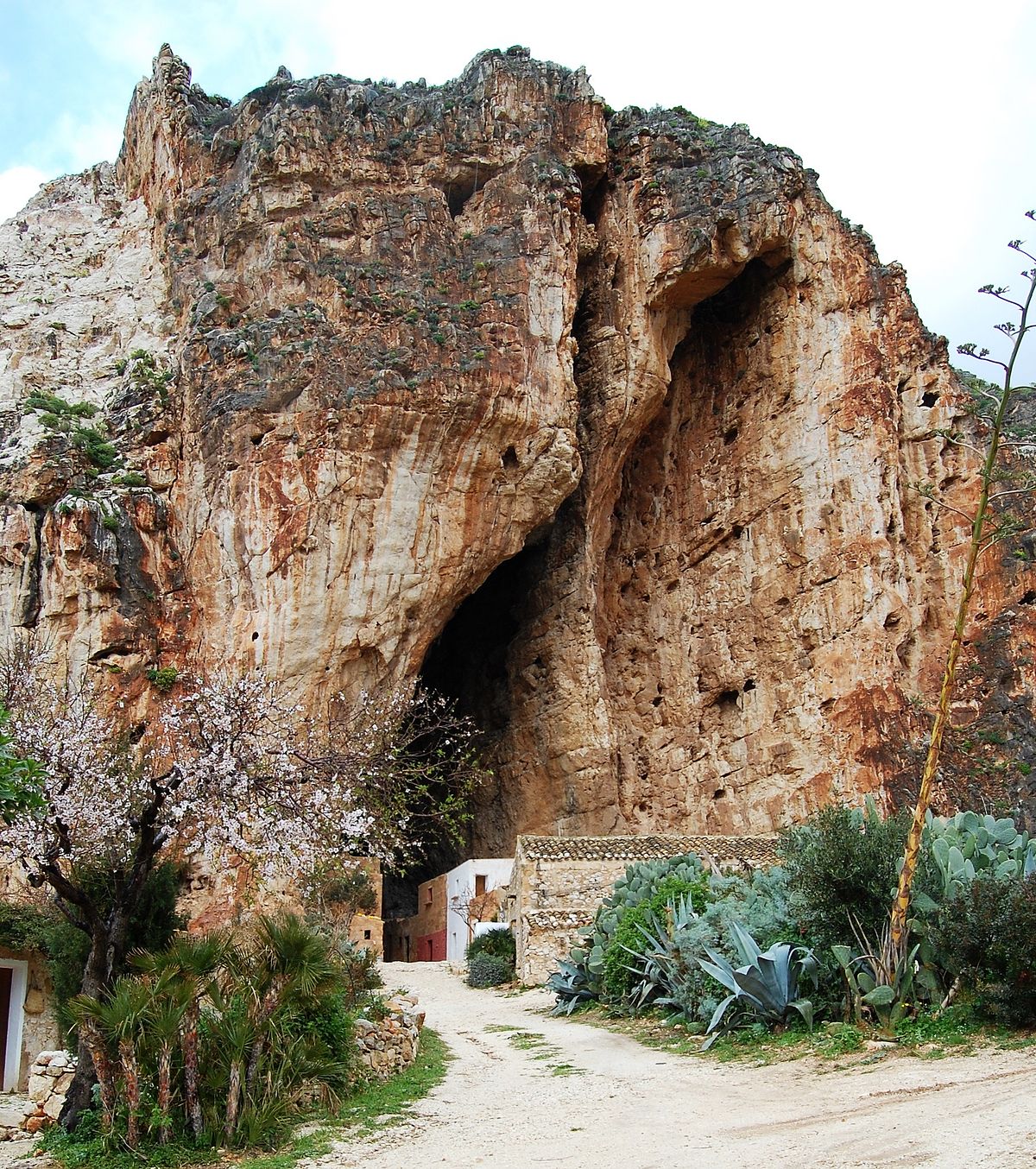 1200px-Monte_Cofano_Grotta_Scurati_0084