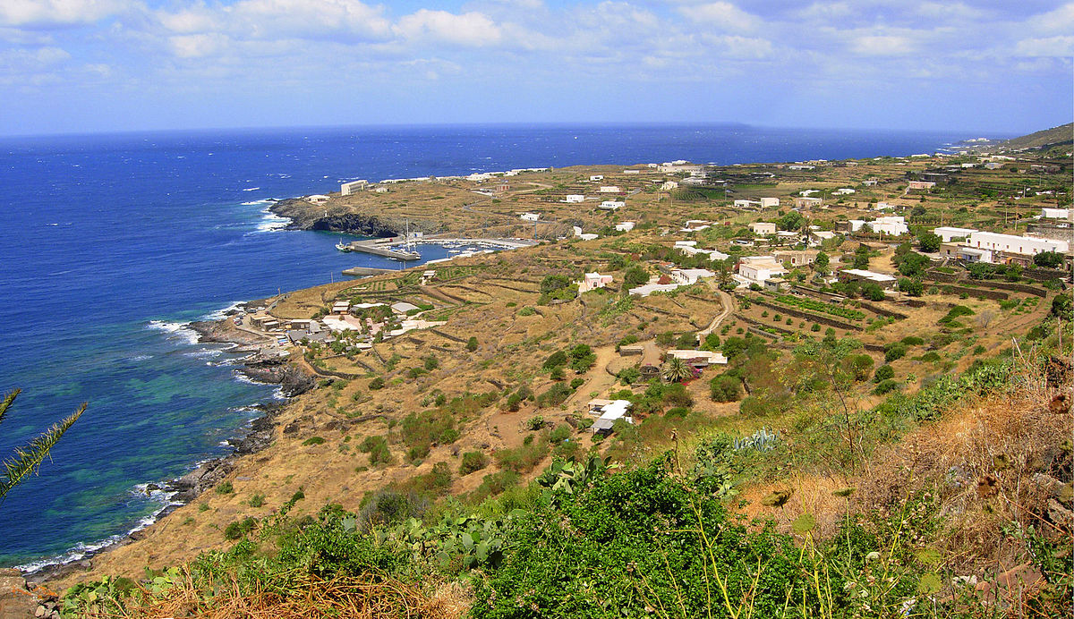 1200px-Pantelleria_sulla_Costa